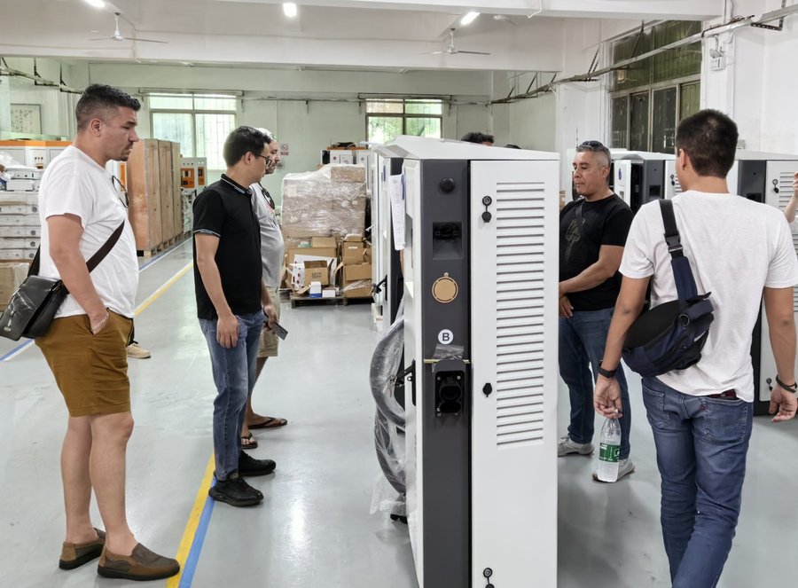 Leo Huang accompanying overseas clients during a supplier factory visit in China