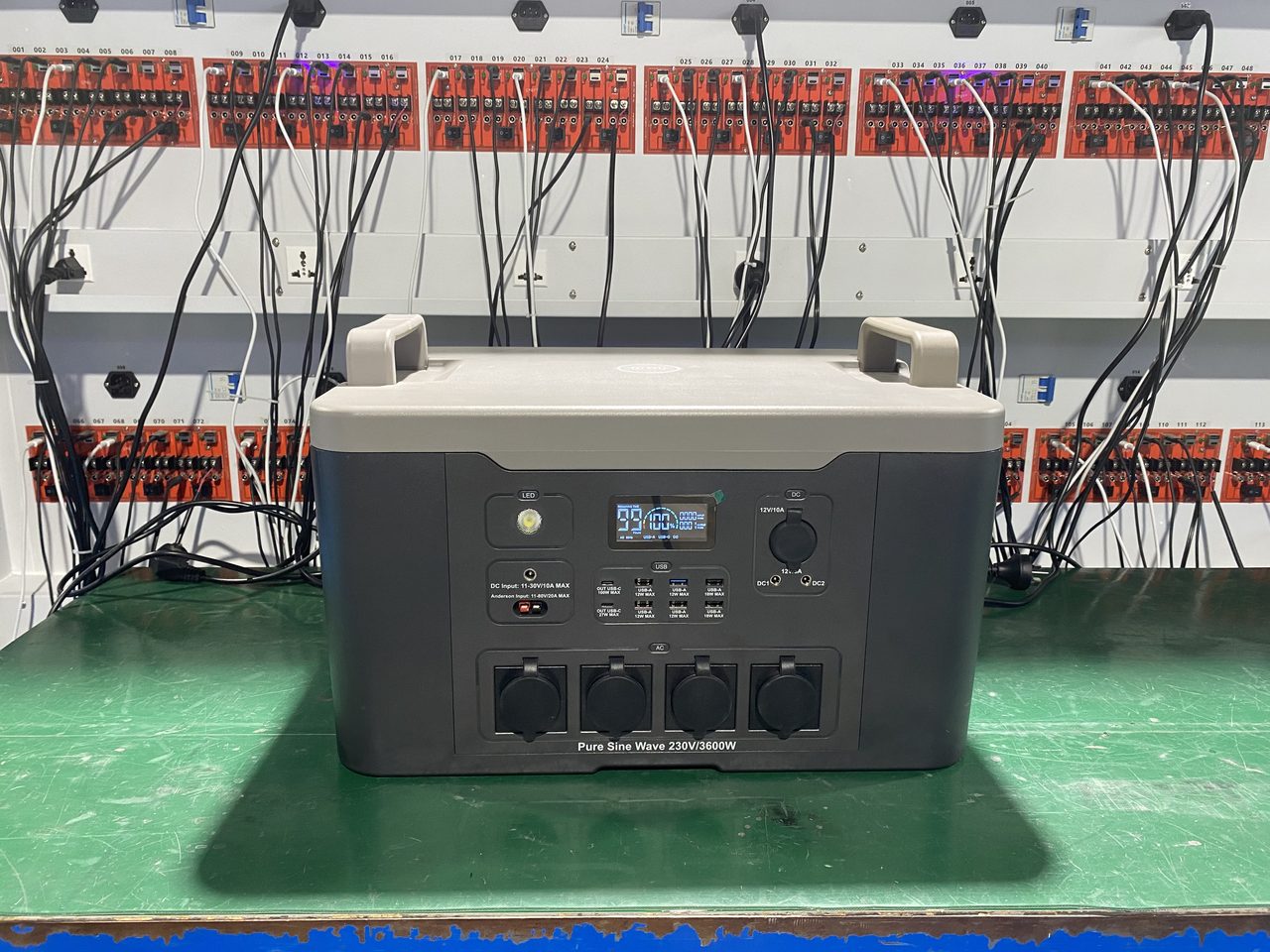 Portable power station on the test bench with four AC outlets, pure sine wave 230V/3600W